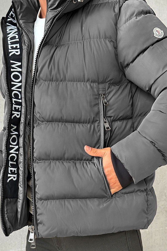 Утеплённая куртка цвета антрацит Moncler logo-patch