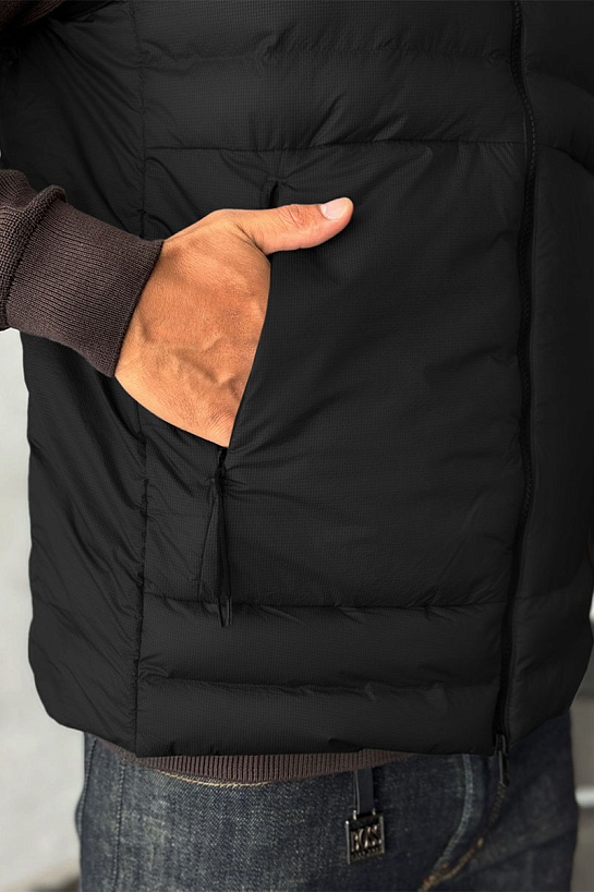 Мужской жилет чёрного цвета Stone Island compass badge