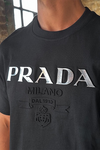 Чёрная оверсайз футболка Prada embossed logo   