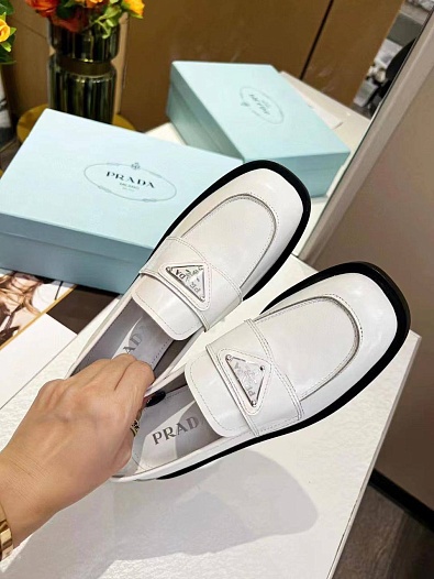 Женские кожаные лоферы Prada белого цвета   