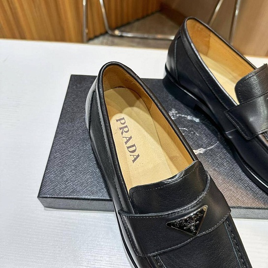 Мужские чёрные лоферы Prada triangle-logo