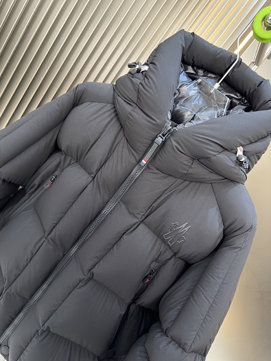 Мужской пуховик Moncler чёрного цвета   