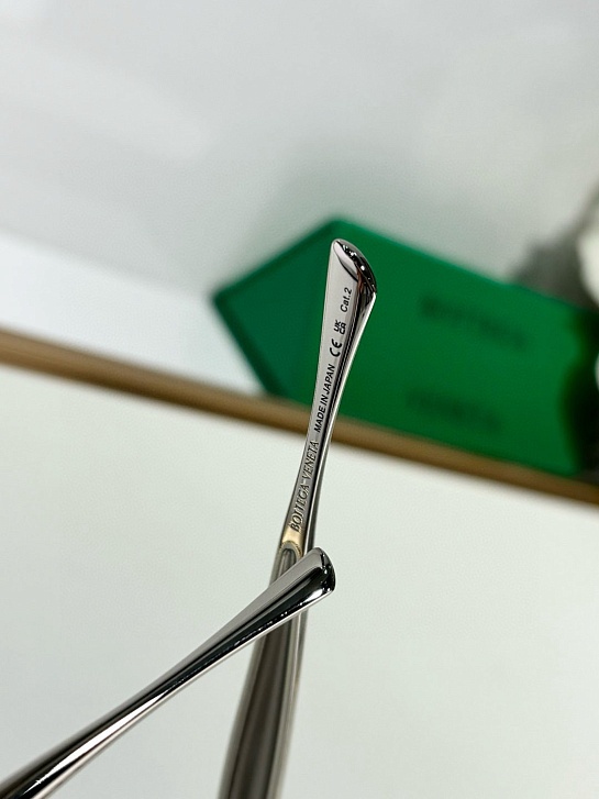 Солнцезащитные очки Bottega Veneta Sardine Oval