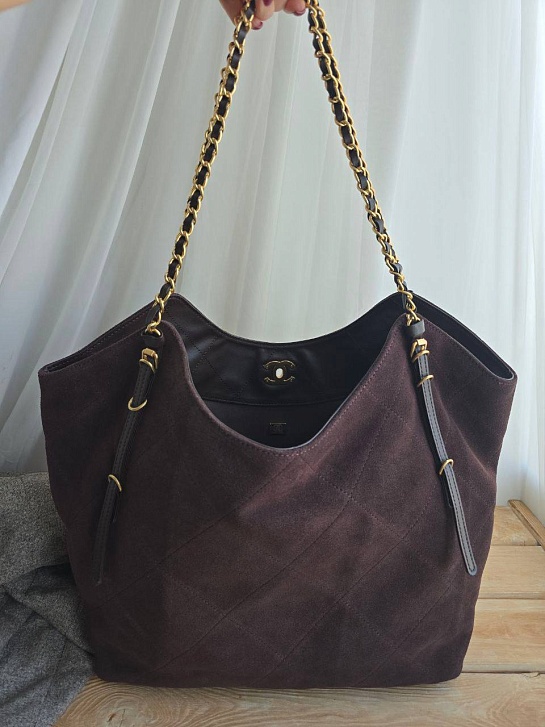 Замшевая сумка Chanel Maxi 44x28 см
