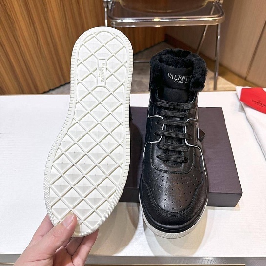 Кроссовки с мехом Valentino One Stud high-top