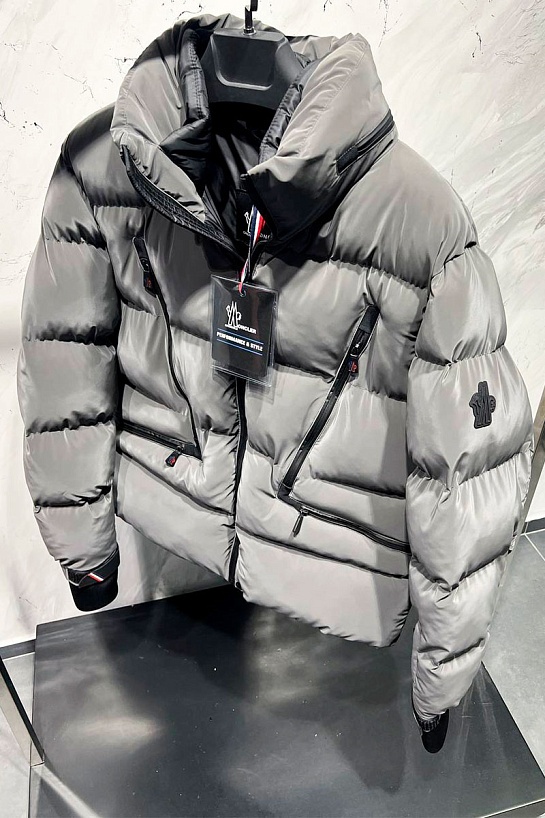 Мужская утеплённая куртка Moncler серебряного цвета