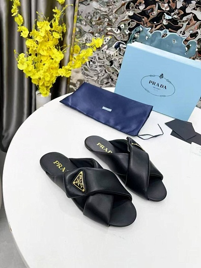 Женские кожаные шлёпанцы Prada чёрного цвета   