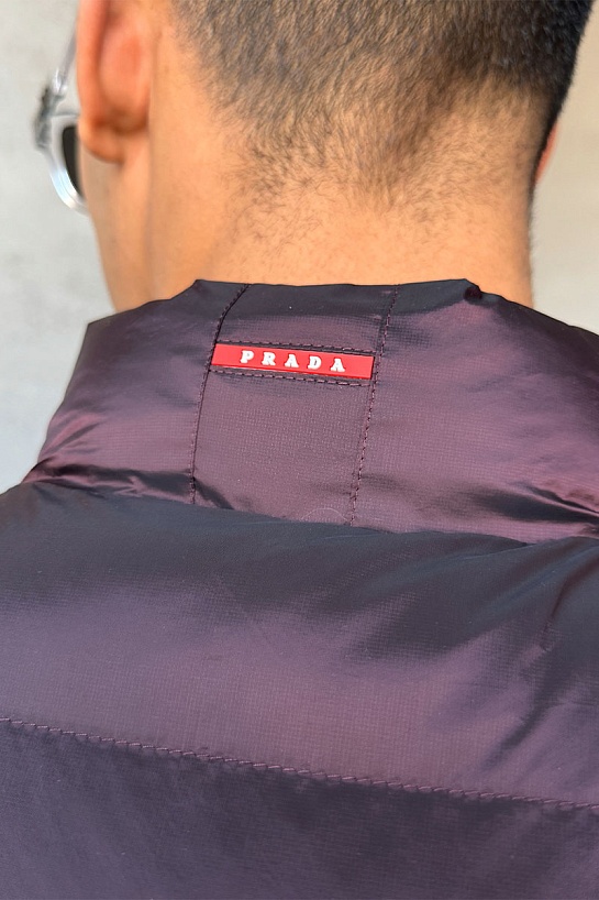 Жилет бордового цвета Prada logo-plaque