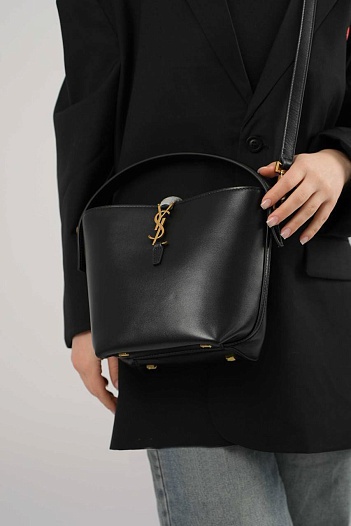 Кожаная сумка Yves  Saint Laurent Le 37 bucket bag 25x25 см   