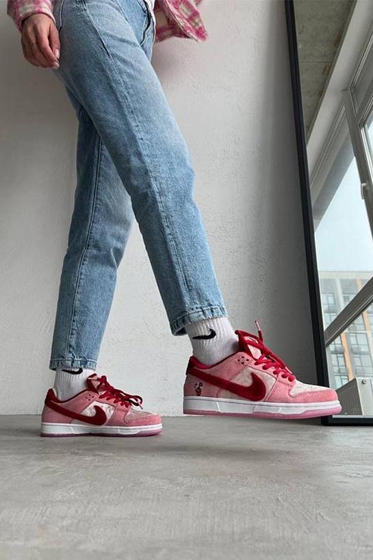 Женские кроссовки Nike SB Dunk Low "Strange Love"