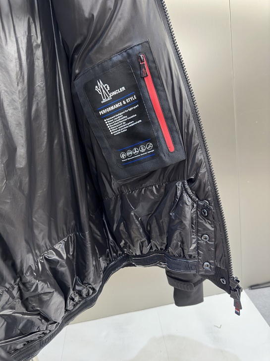 Мужской пуховик Moncler чёрного цвета