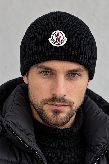 Мужская шапка чёрного цвета Moncler logo-patch   