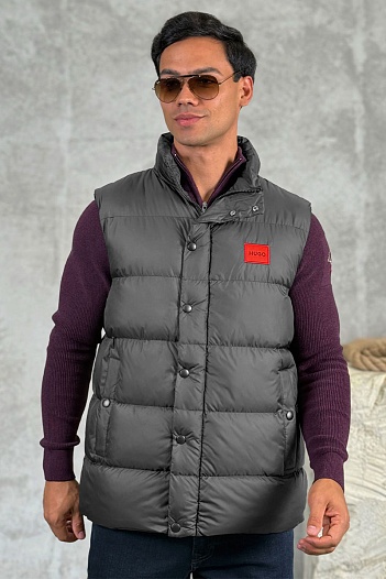 Мужской жилет Hugo Boss серого цвета   