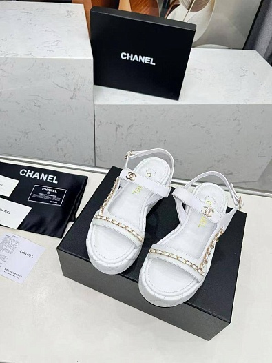Женские кожаные сандалии белого цвета Chanel   