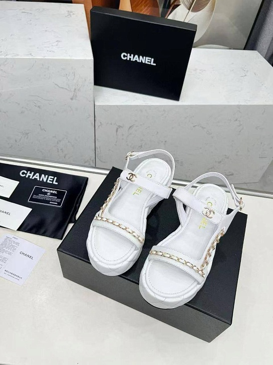 Женские кожаные сандалии белого цвета Chanel