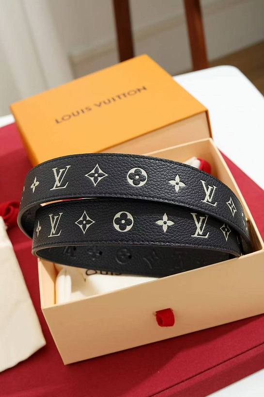 Чёрный кожаный ремень Louis Vuitton
