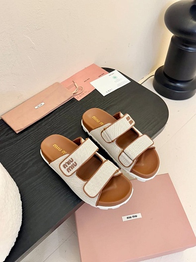 Женские шлёпанцы MIU MIU бежевого цвета   
