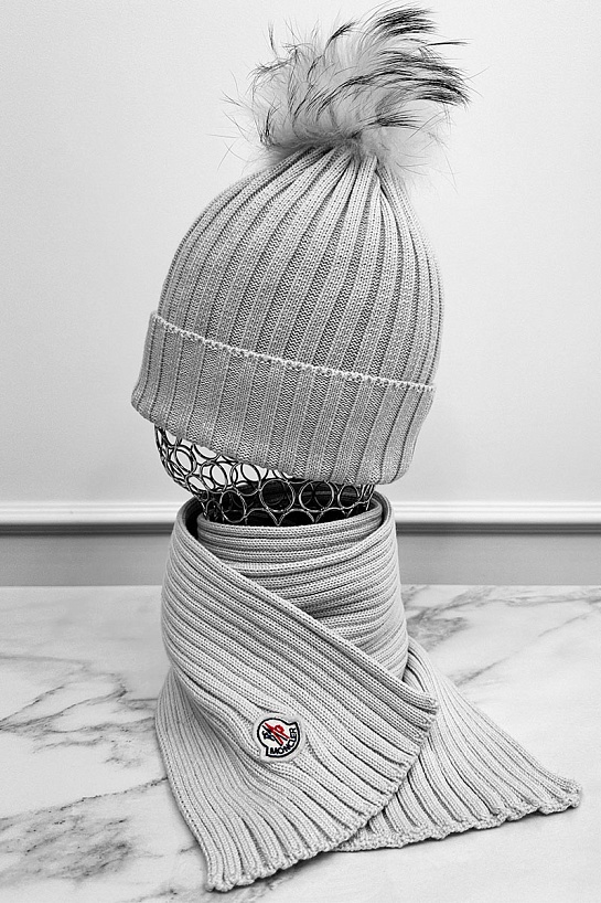 Комплект из шапки и шарфа светло-серого цвета Moncler logo-patch