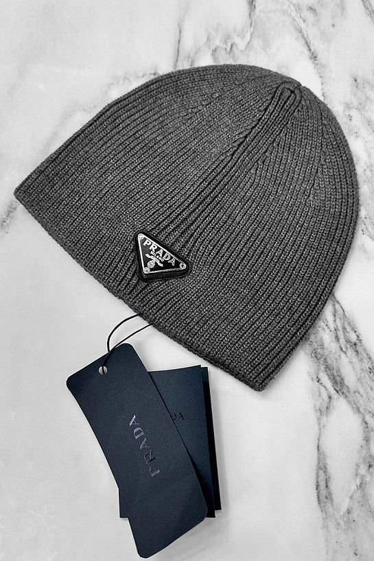 Мужская шапка Prada серого цвета