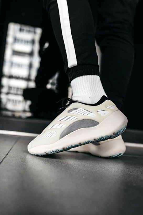 Кроссовки Adidas Yeezy Boost 700 V3 "Azael"