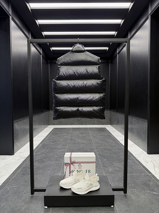 Мужской чёрный жилет Moncler Lipsi