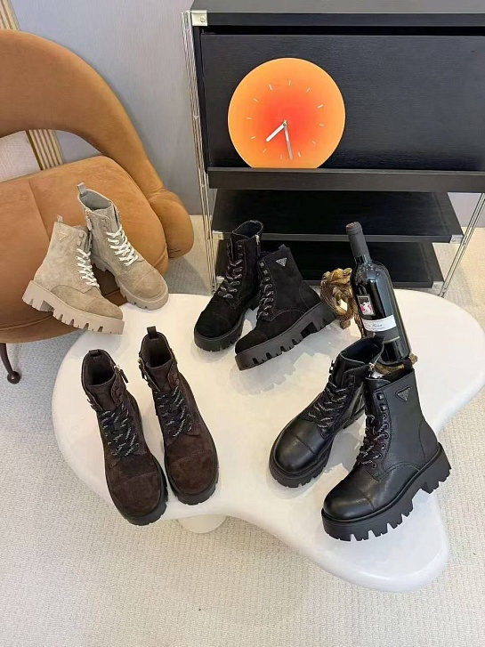 Женские замшевые ботинки Prada