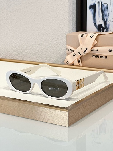 Женские солнцезащитные очки MIU MIU с белой оправой   