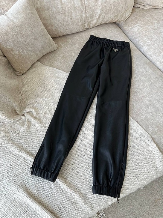 Женские чёрные леггинсы из эко–кожи Prada