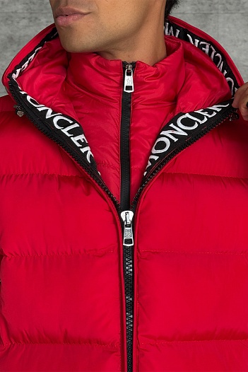 Утеплённая куртка красного цвета Moncler logo-patch   