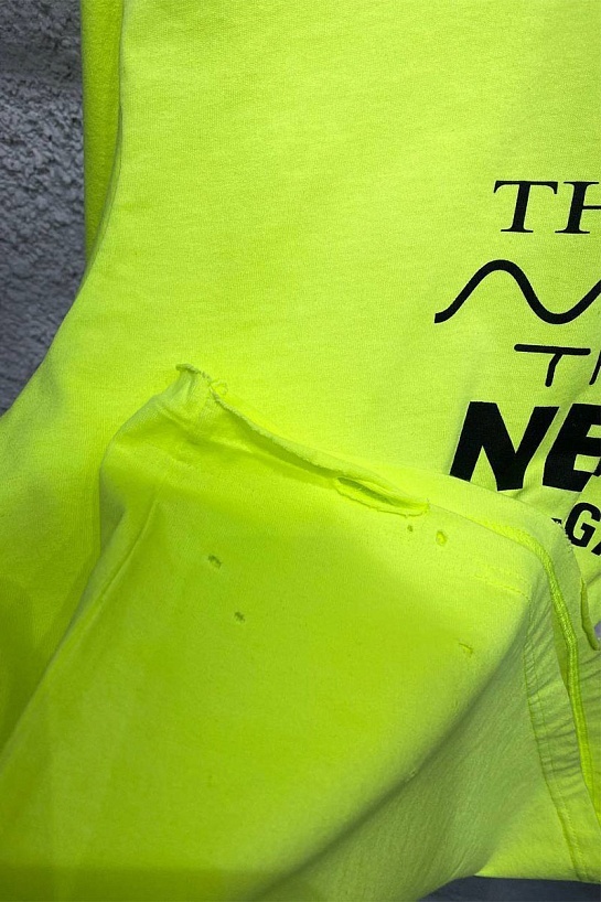 Чёрная оверсайз футболка Balenciaga с рваной отделкой