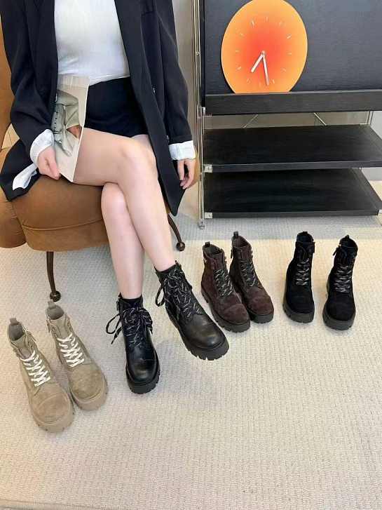 Женские замшевые ботинки Prada