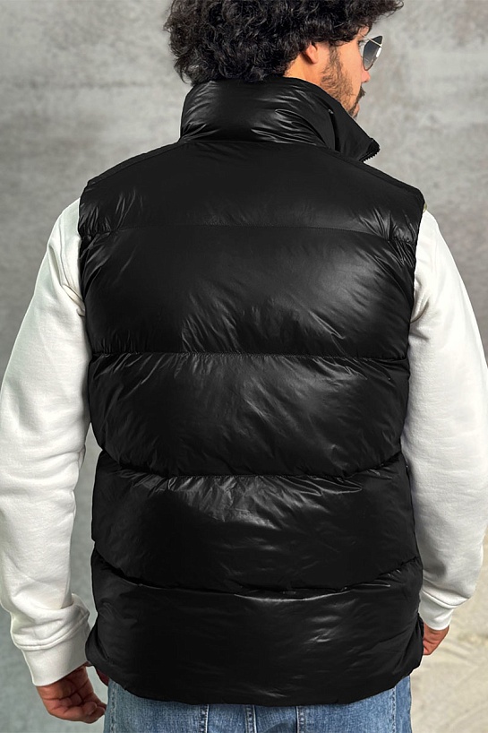 Утеплённый жилет Moncler чёрного цвета