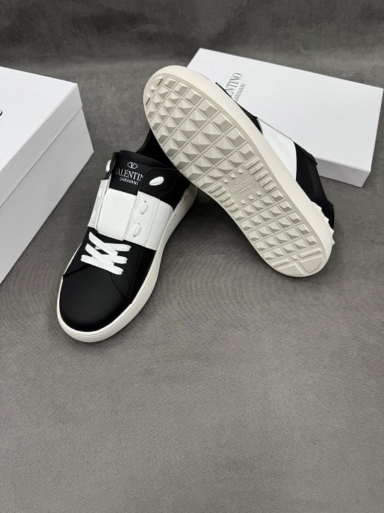 Кожаные кроссовки Valentino Rockstud - Black / White
