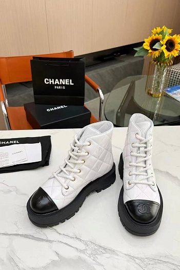Женские белые кожаные ботинки Chanel   