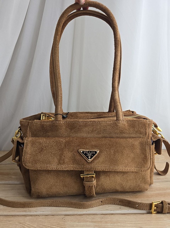 Замшевая сумка Prada 30x16 см
