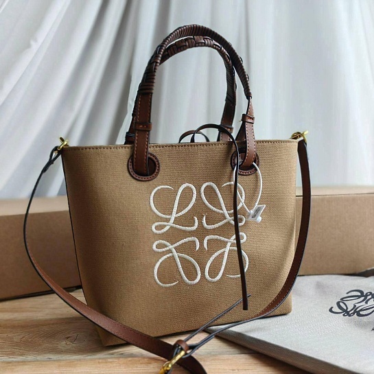 Cумка Loewe Anagram tote бежевого цвета 23x23 см