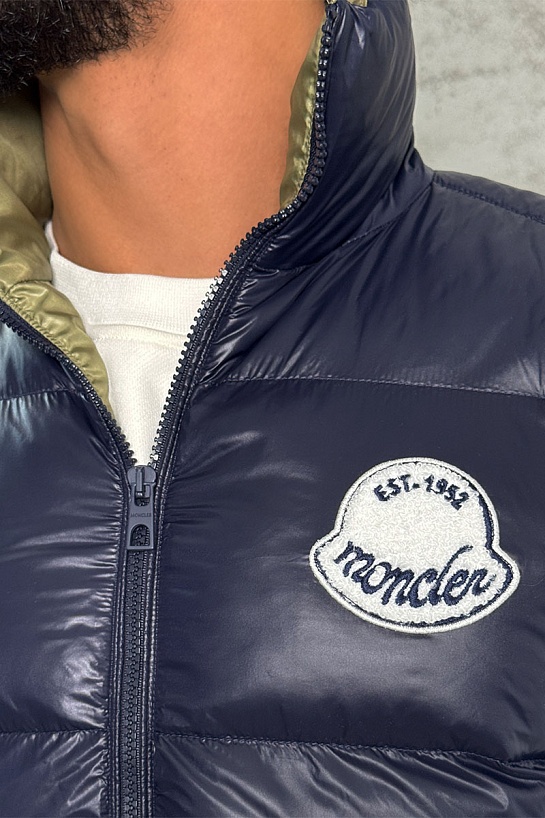 Утеплённый жилет Moncler синего цвета