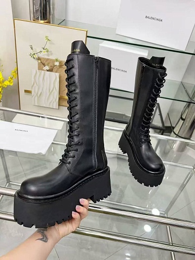 Женские кожаные сапоги на шнуровке Balenciaga чёрного цвета   