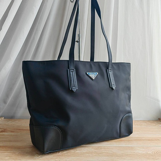 Нейлоновая сумка Prada чёрного цвета 35x25 см   