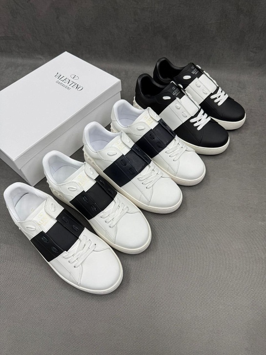 Кожаные кроссовки Valentino Rockstud - White / Black