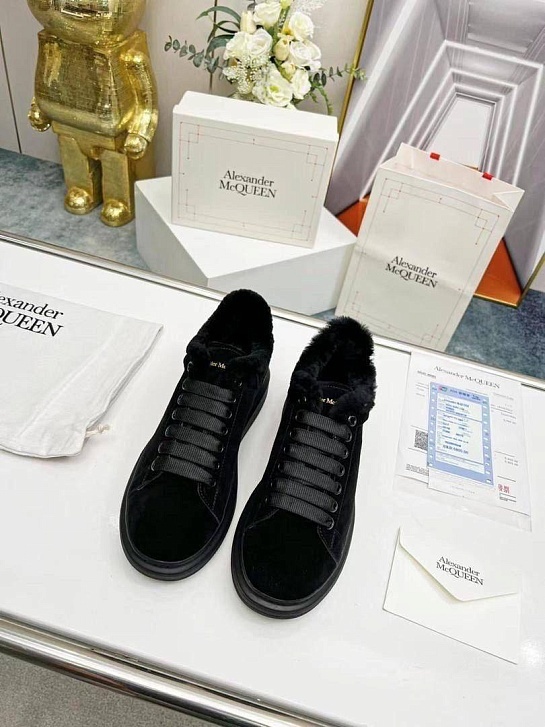 Замшевые кроссовки с мехом Alexander McQueen 