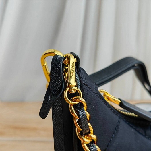Нейлоновая сумка Prada 21x13 см   