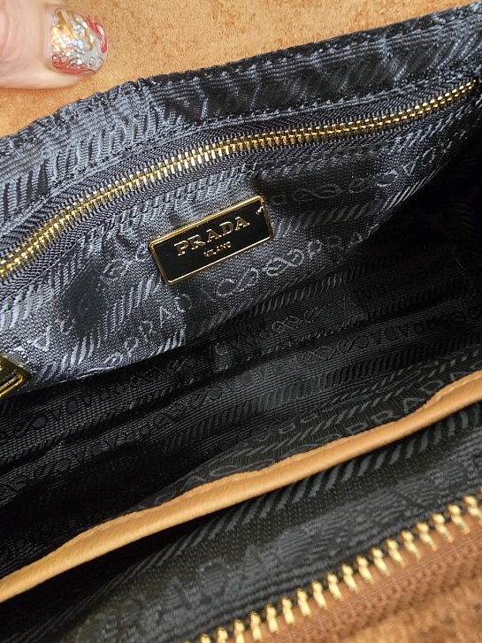 Замшевая сумка Prada 30x16 см