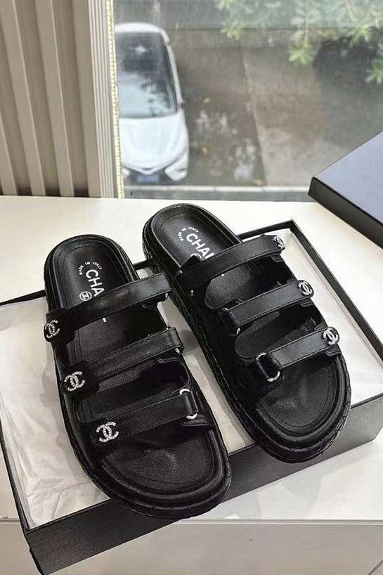 Женские кожаные шлёпанцы Chanel чёрного цвета