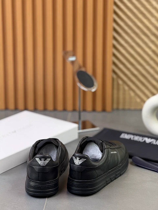 Кожаные кроссовки Emporio Armani чёрного цвета