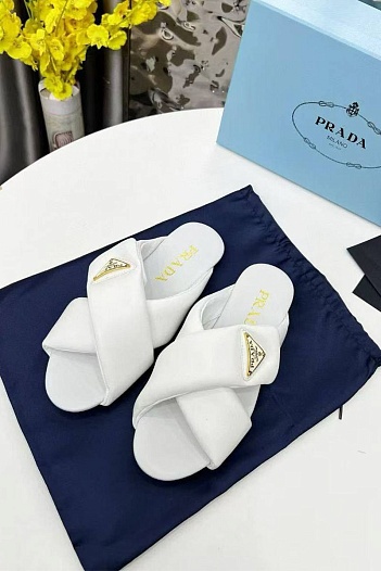 Женские кожаные шлёпанцы Prada белого цвета   