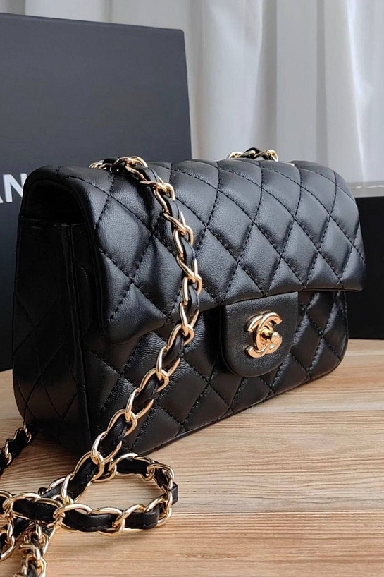 Кожаная чёрная сумка Chanel 25x15 см