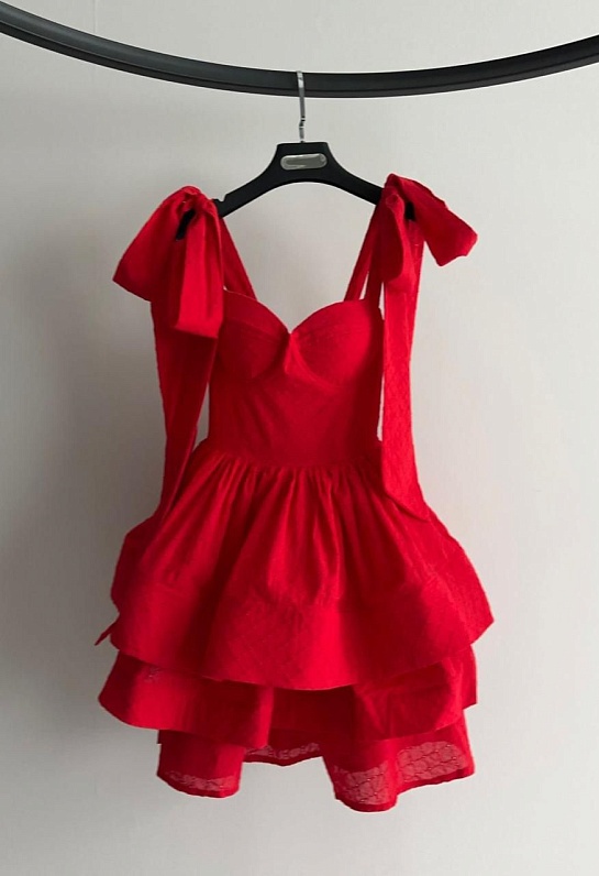 Красное женское платье Yves Saint Laurent