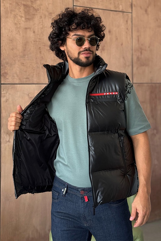 Мужской жилет Prada чёрного цвета