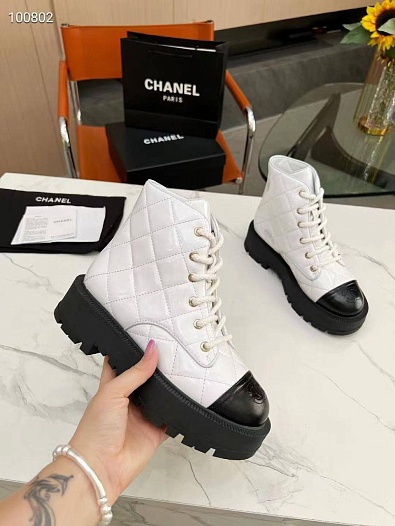 Женские кожаные ботинки Chanel белого цвета   